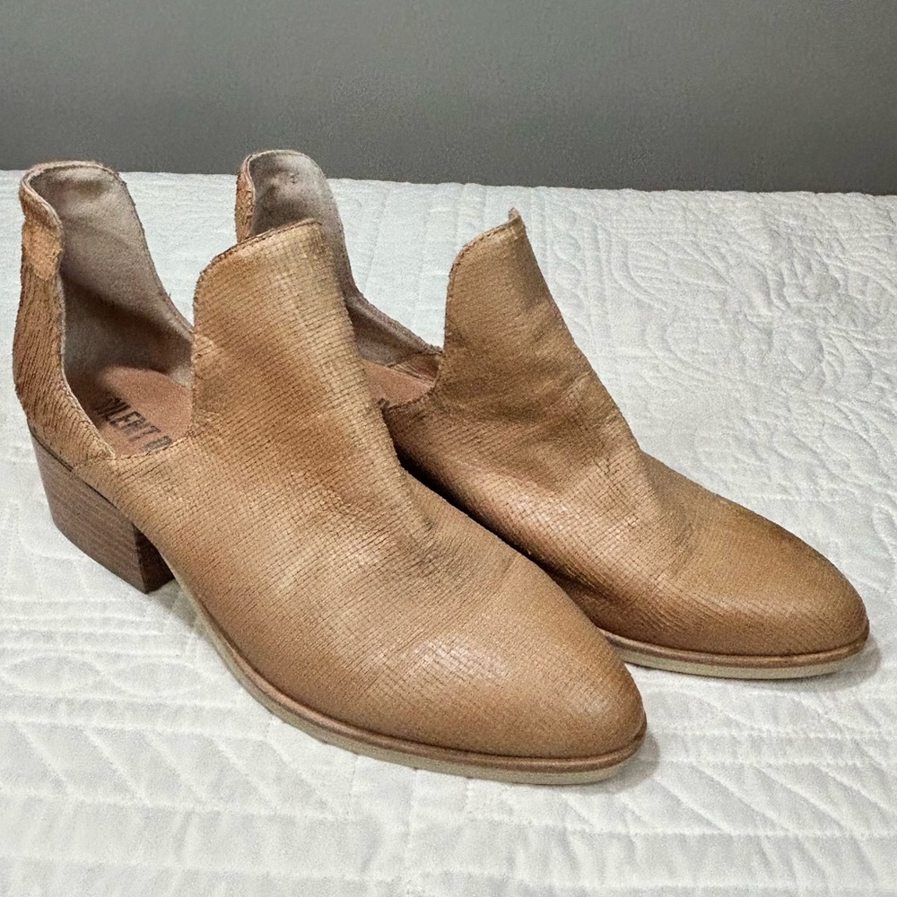 Silent D Tan Textured Leathered Slip On Booties Women’s Size 40/US 9-9.5